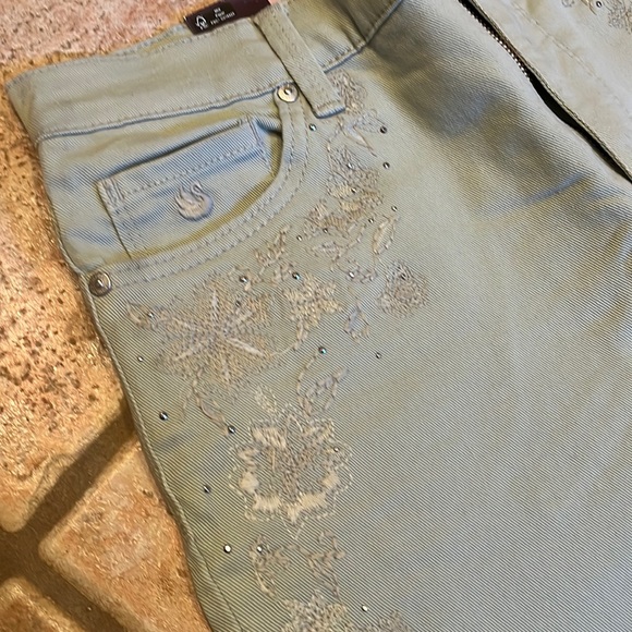 Gloria Vanderbilt Petite Floral Capri.pale sage green in color. - Picture 3 of 7